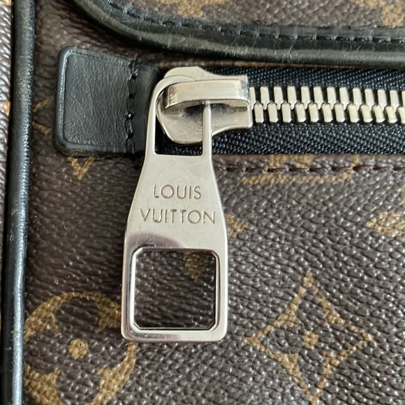 LOUIS VUITTON
Monogram Abbesses Messenger Bag - Picture 4 of 9